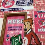 Muro � � la pi� anziana tra le associazioni attualmente esistenti. Muro (Movimento universitario regionale omega), nacque infatti nel 1995 a Giurisprudenza e Scienze Politiche per poi allargarsi a Economia